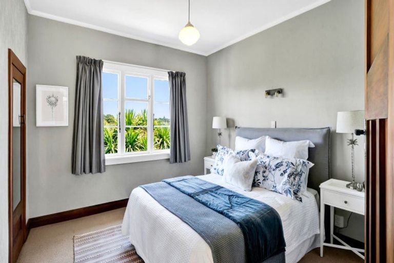 Photo of property in 32 Victoria Road, New Plymouth, 4310