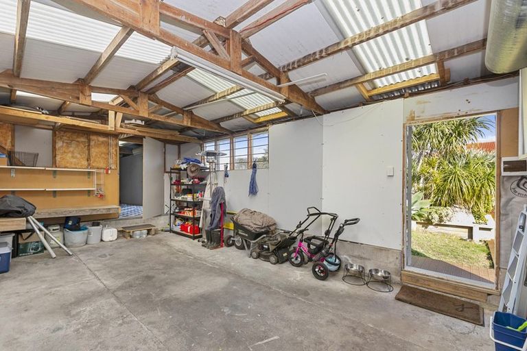 Photo of property in 15 Tamariki Avenue, Kelston, Auckland, 0602