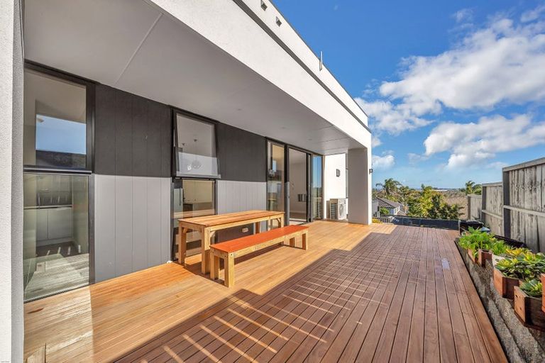 Photo of property in 28 Roxborough Place, East Tamaki Heights, Auckland, 2016