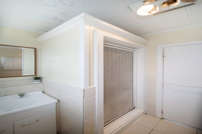 Photo of property in 33 Convair Crescent, Mangere, Auckland, 2022