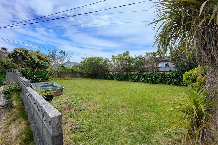Photo of property in 48 Miles Crescent, Newlands, Wellington, 6037
