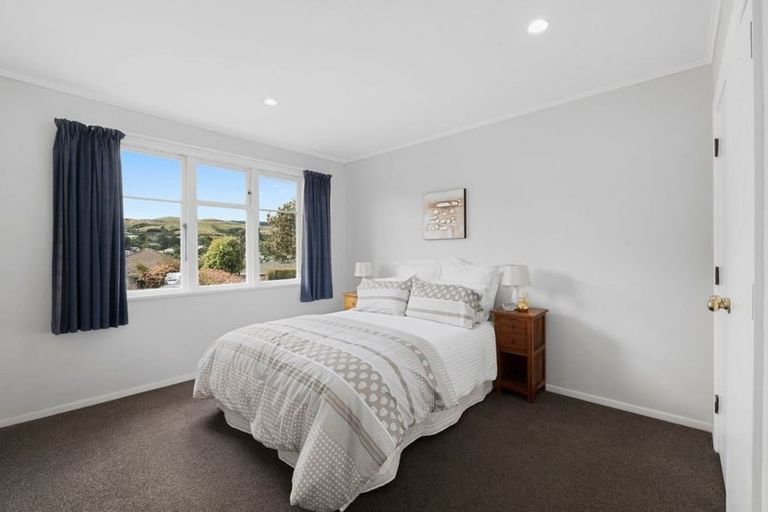 Photo of property in 16 Kereru Bend, Tawa, Wellington, 5028