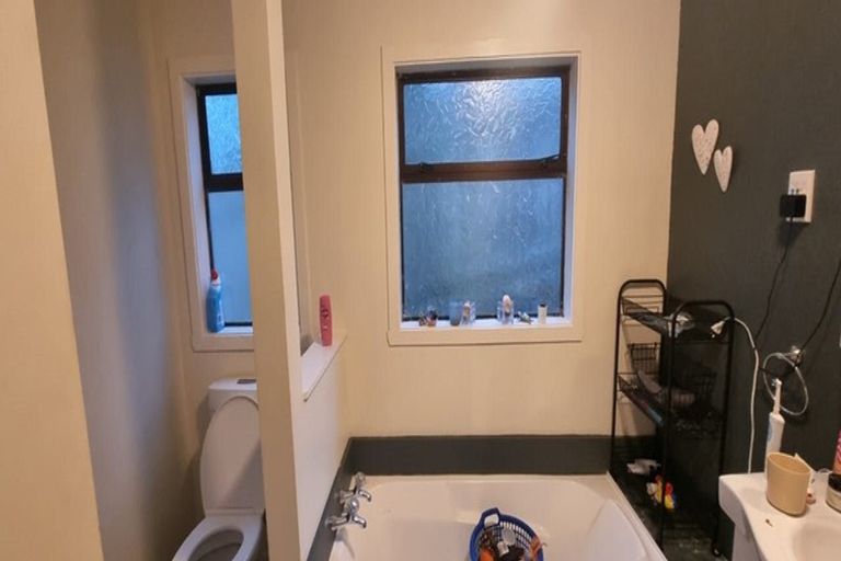 Photo of property in 142 Mark Avenue, Grenada Village, Wellington, 6037