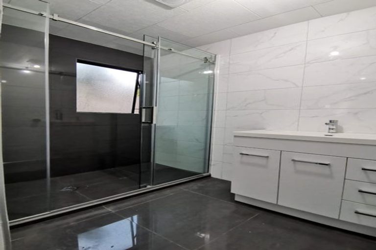 Photo of property in 35 Glennandrew Drive, Half Moon Bay, Auckland, 2012