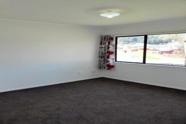Photo of property in 15 Grimsby Grove, Wainuiomata, Lower Hutt, 5014