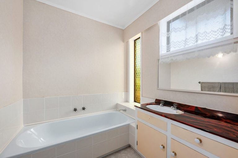 Photo of property in 68 Weatherly Road, Torbay, Auckland, 0630