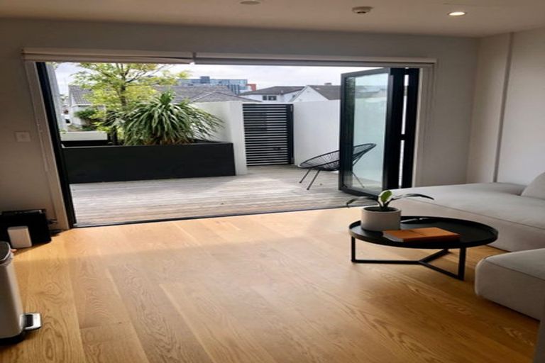 Photo of property in Frank Sargeson Apts, 2/74g Anzac Street, Takapuna, Auckland, 0622