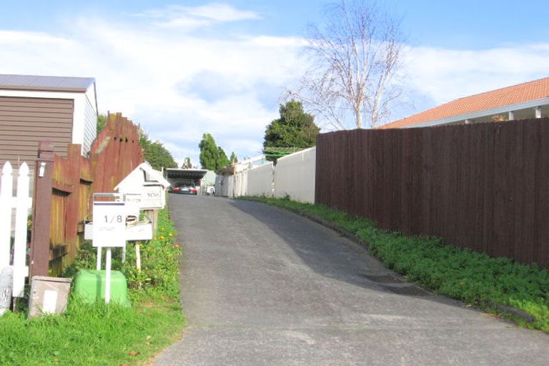 Photo of property in 2/8 Kirklow Place, Goodwood Heights, Auckland, 2105