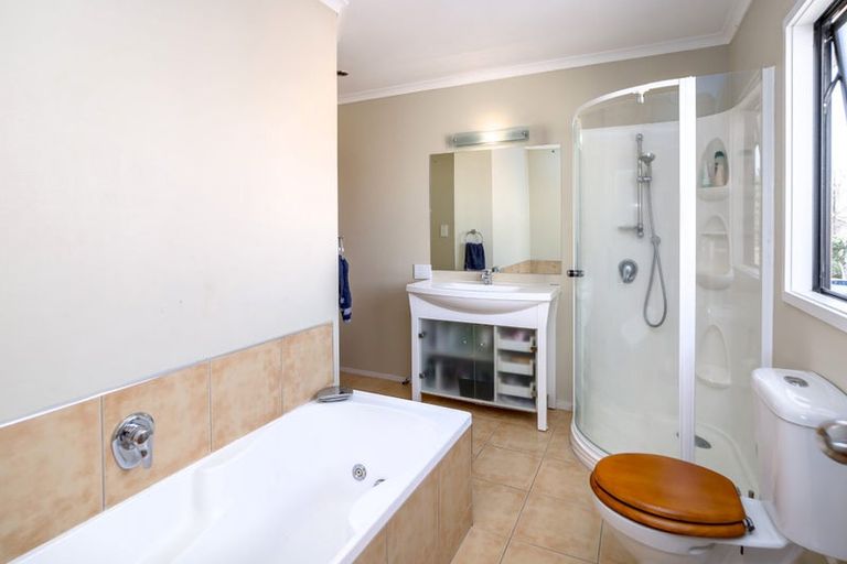 Photo of property in 106 Pacific Drive, Fitzherbert, Palmerston North, 4410