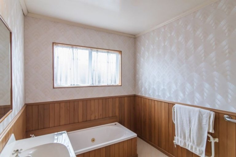 Photo of property in 3 Balmerino Grove, Waikanae, 5036