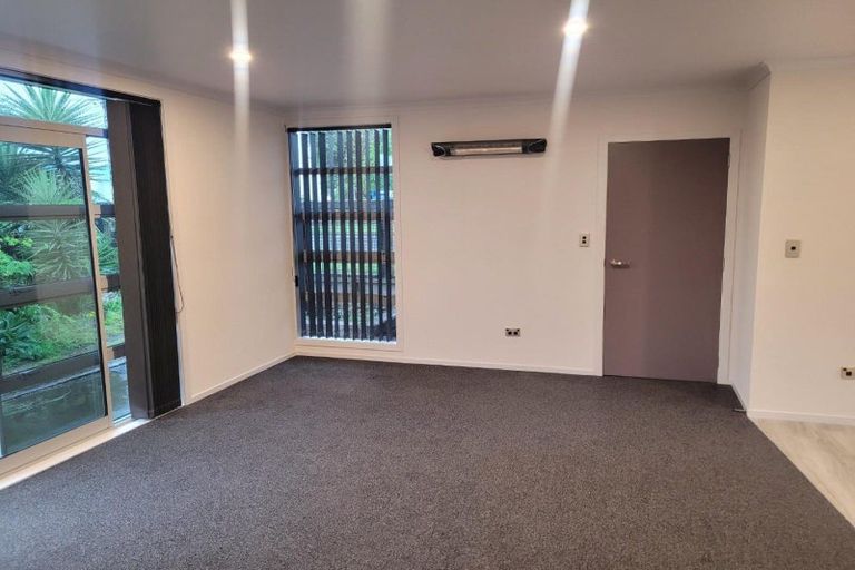 Photo of property in 32 Pioneer Road, Moturoa, New Plymouth, 4310