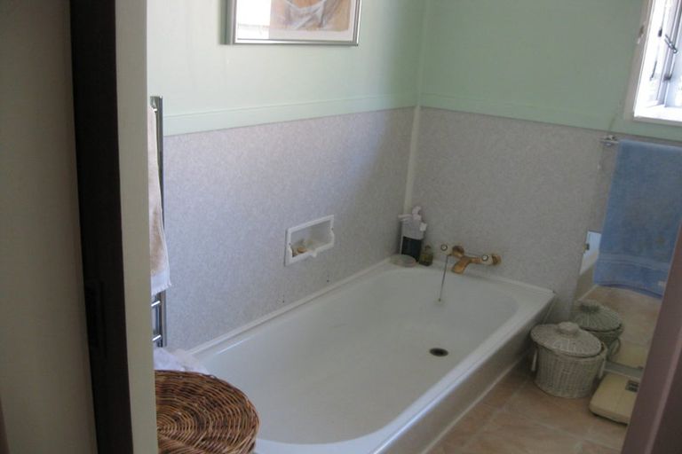 Photo of property in 17 Holly Grove, Maungaraki, Lower Hutt, 5010