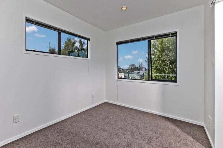 Photo of property in 1/5 Kilham Avenue, Northcote, Auckland, 0627
