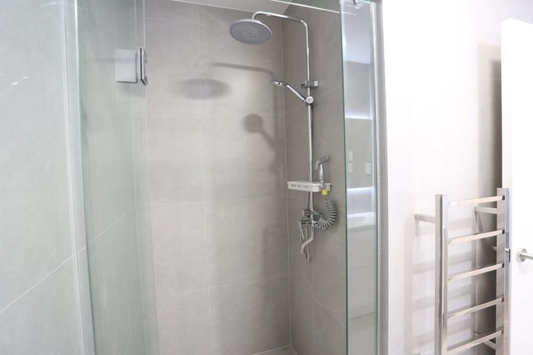 Photo of property in 13d King Richard Place, Browns Bay, Auckland, 0630