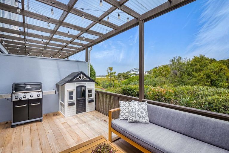 Photo of property in 9s Clearwater Cove, West Harbour, Auckland, 0618