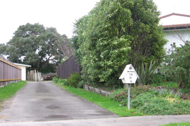 Photo of property in 14 Cumberland Place, Kelvin Grove, Palmerston North, 4414