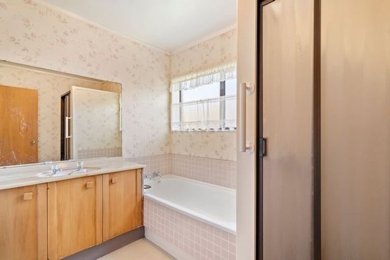 Photo of property in 11 Evanda Crescent, Conifer Grove, Takanini, 2112