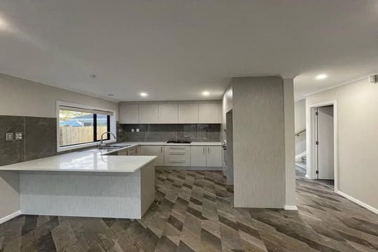 Photo of property in 4b Mirrabooka Avenue, Botany Downs, Auckland, 2010