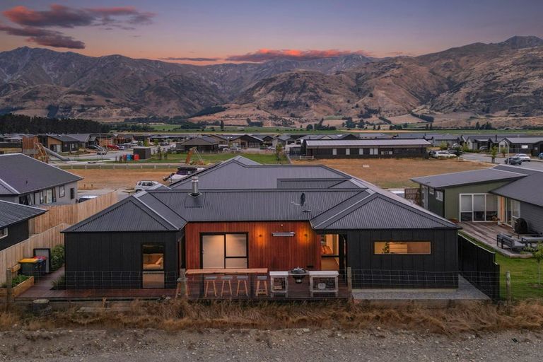 Photo of property in 175 Burdon Loop, Lake Hawea, 9382