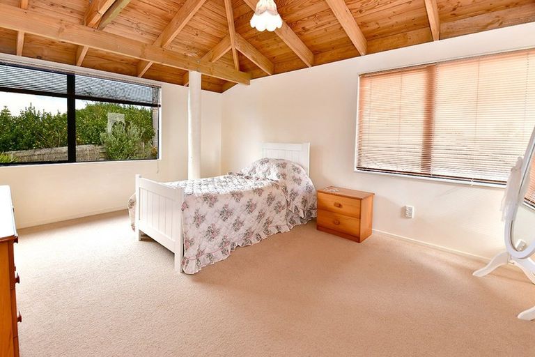 Photo of property in 148 Red Beach Road, Red Beach, 0932