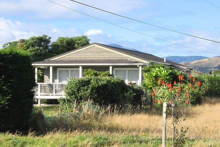 Photo of property in 76 Tutere Street, Waikanae Beach, Waikanae, 5036