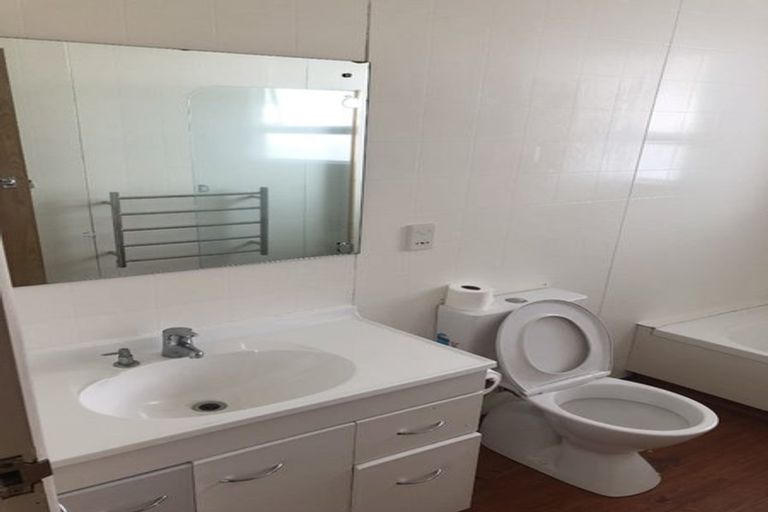 Photo of property in 12 Riversdale Drive, Merrilands, New Plymouth, 4312