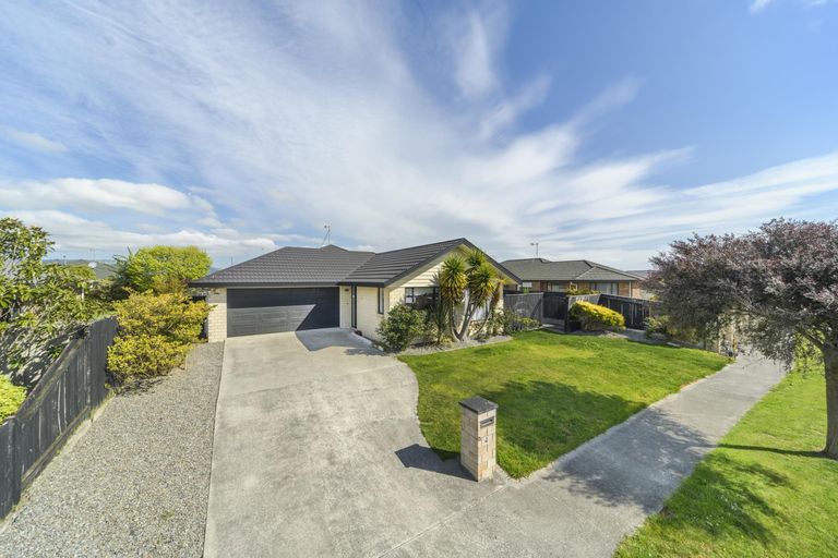 Photo of property in 4 Boston Parade, Kelvin Grove, Palmerston North, 4414