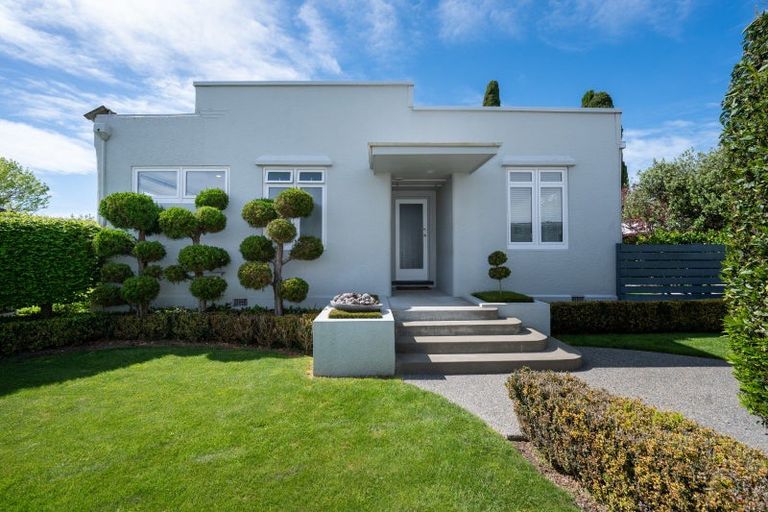 Photo of property in 2 Busby Hill, Havelock North, 4130
