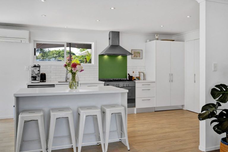 Photo of property in 8 Hussey Street, Oakura, 4314