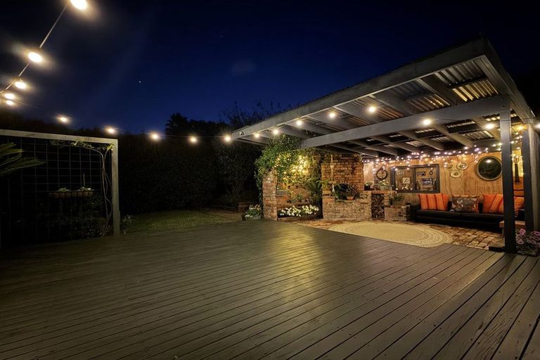 Photo of property in 8 Craigbank Avenue, New Lynn, Auckland, 0600