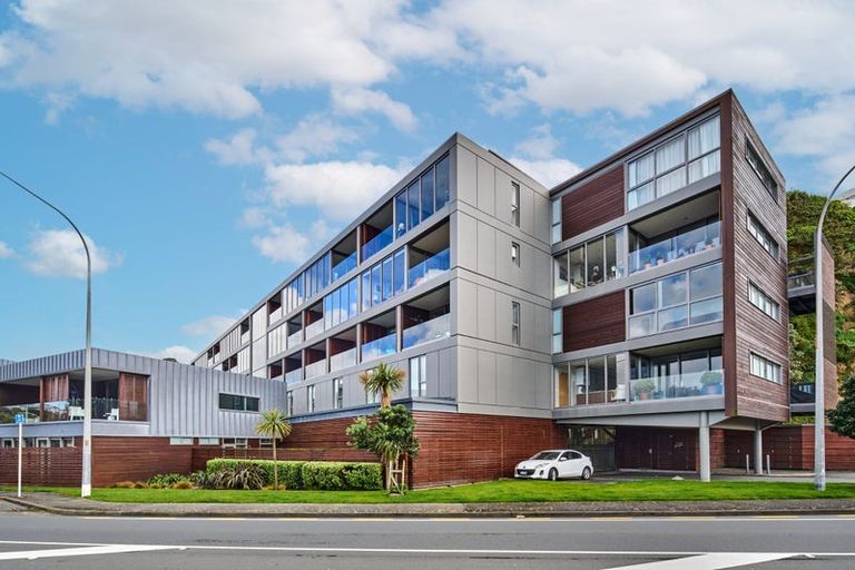Photo of property in Patent 326 Apartments, 404s/326 Evans Bay Parade, Hataitai, Wellington, 6021