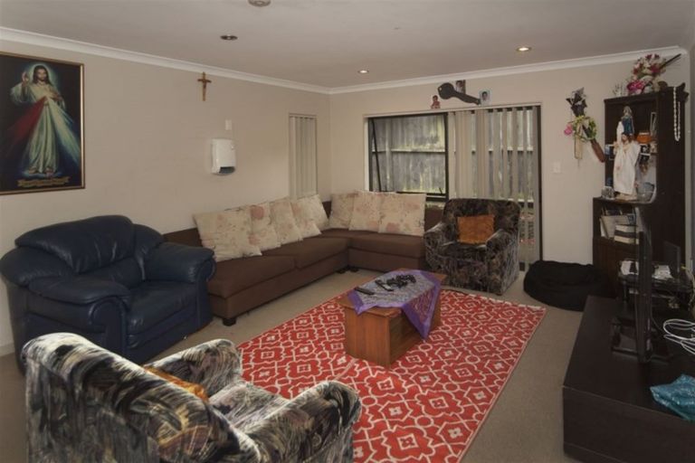 Photo of property in 2d Waikaukau Road, Glen Eden, Auckland, 0602