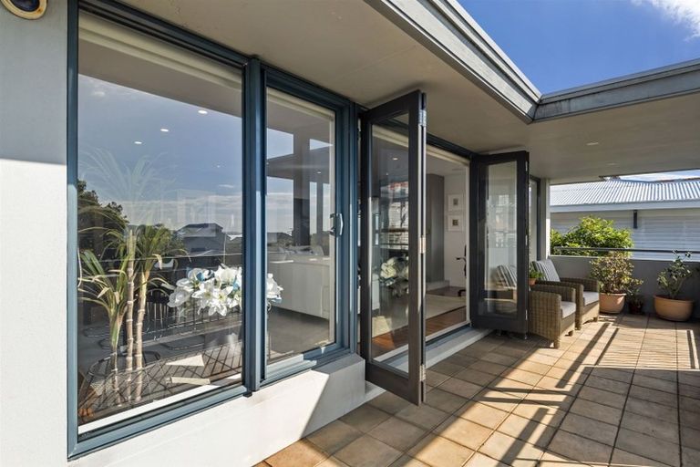 Photo of property in 190 Hurstmere Road, Takapuna, Auckland, 0622