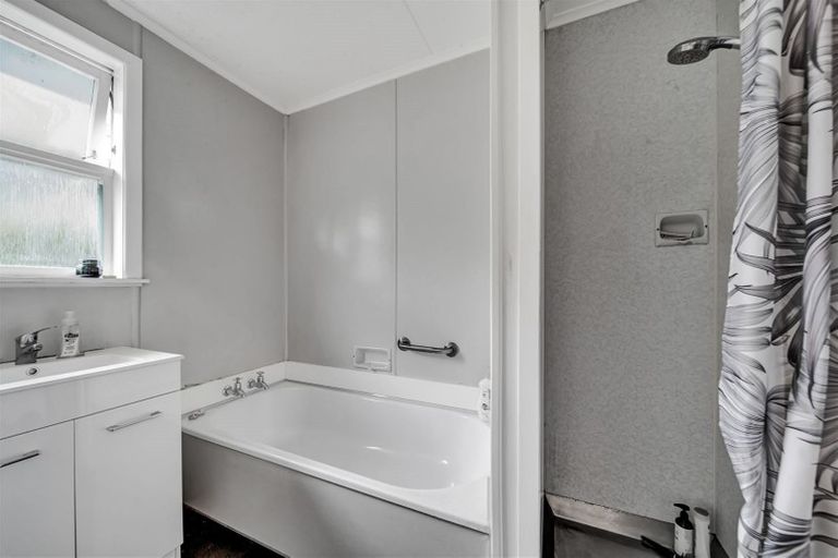 Photo of property in 51d Omata Road, Marfell, New Plymouth, 4310