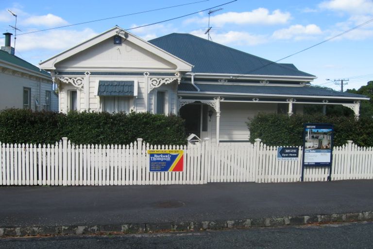 Photo of property in 8 Shoal Bay Road, Devonport, Auckland, 0624