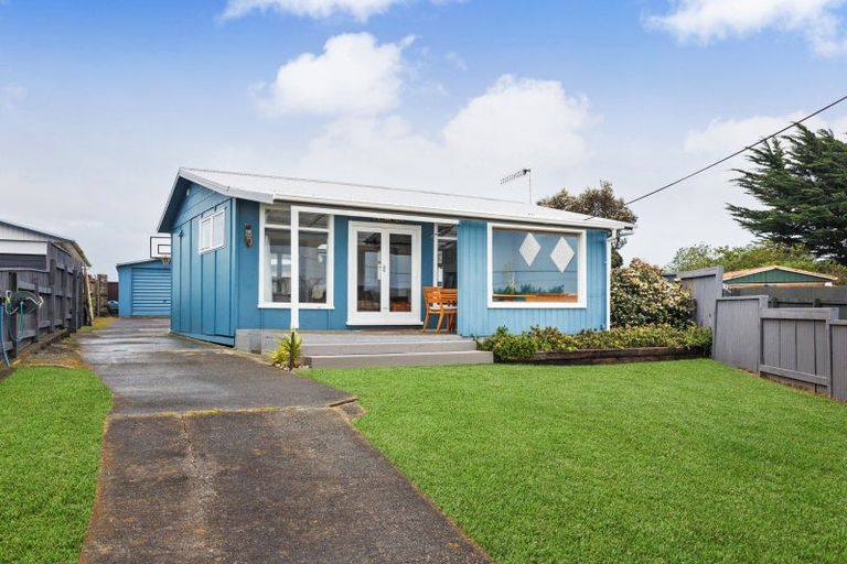 Photo of property in 10 Kent Terrace, Foxton Beach, Foxton, 4815