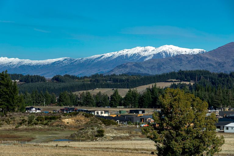 Photo of property in 33 Tomtit Crescent, Lake Hawea, 9382