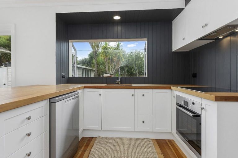 Photo of property in 18 O'halloran Road, Howick, Auckland, 2014