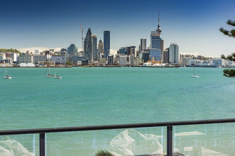 Photo of property in 5 Stanley Point Road, Stanley Point, Auckland, 0624