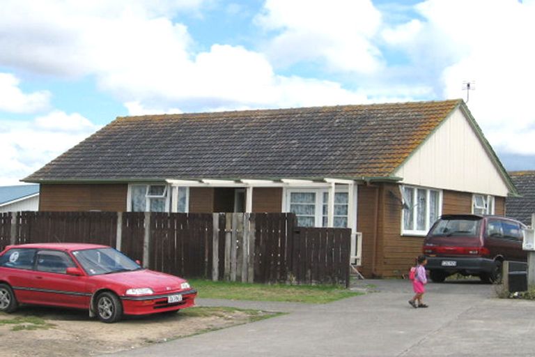 Photo of property in 2/47 Luckens Road, West Harbour, Auckland, 0618