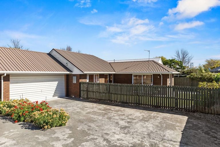 Photo of property in 2/3 Claverley Gardens, Avonhead, Christchurch, 8042
