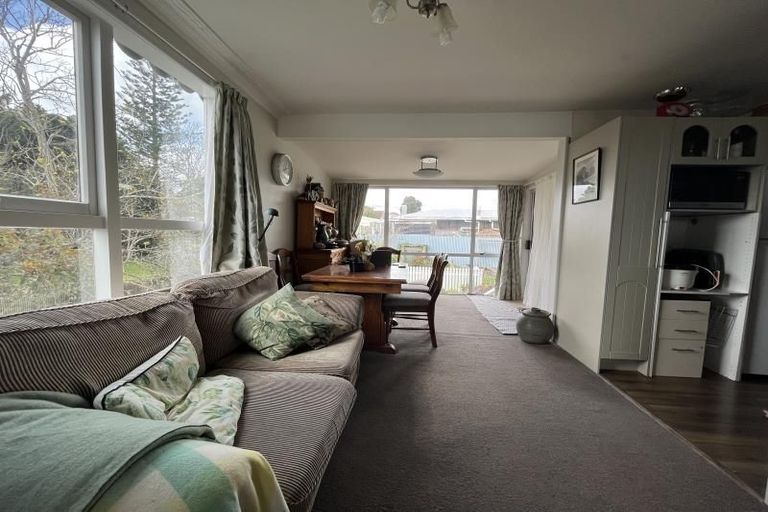 Photo of property in 1 Gaede Terrace, Sunnyvale, Auckland, 0612