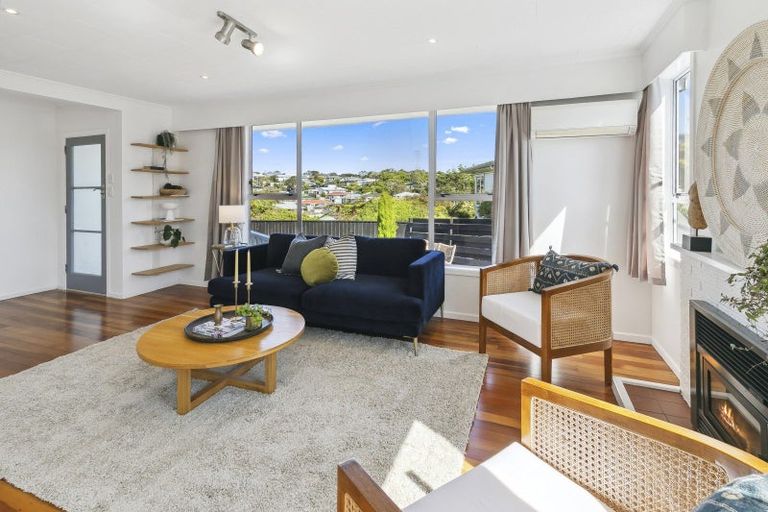 Photo of property in 27 Brooker Grove, Newlands, Wellington, 6037