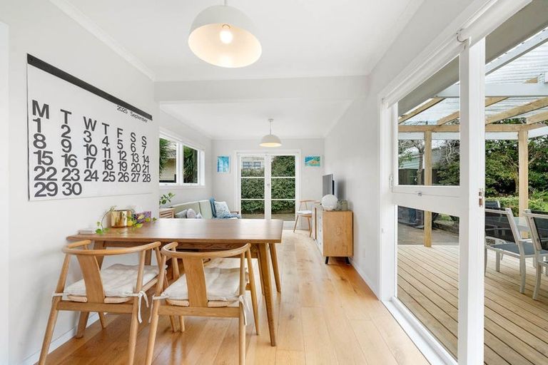 Photo of property in 18 Booralee Avenue, Botany Downs, Auckland, 2010