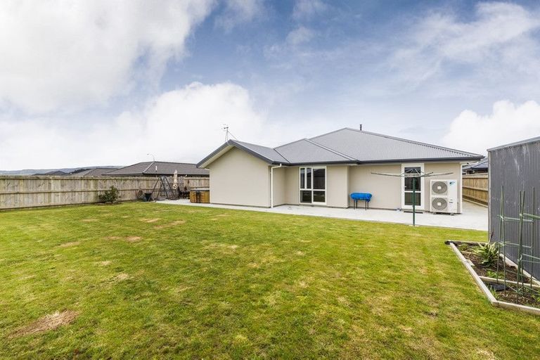 Photo of property in 6 Cyprus Place, Fitzherbert, Palmerston North, 4410