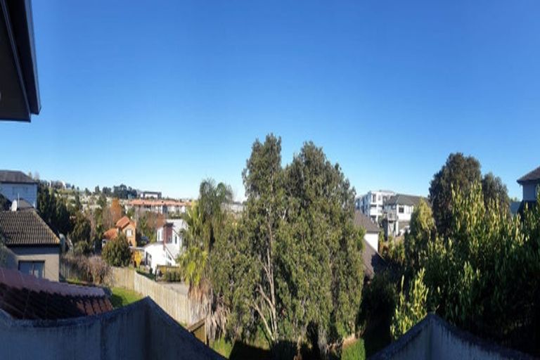 Photo of property in 22 Baulcomb Parade, Windsor Park, Auckland, 0632