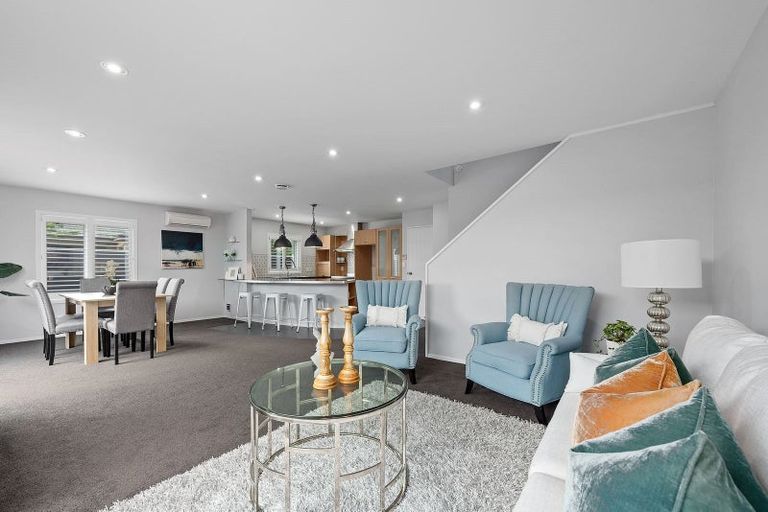 Photo of property in 2/21 Fields Parade, Oteha, Auckland, 0632