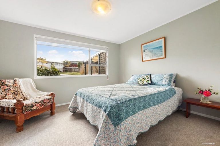Photo of property in 6 Waari Avenue, Sunnyvale, Auckland, 0612