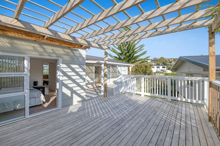 Photo of property in 5 Maori Hut Road, Red Beach, 0932