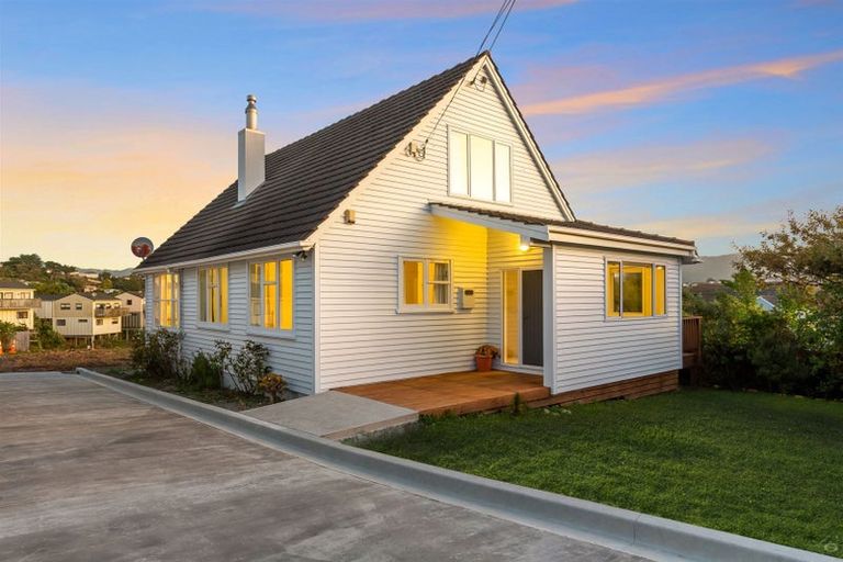 Photo of property in 22 Jillett Street, Titahi Bay, Porirua, 5022